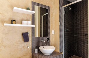 Shower, hair dryer - Central Cape Town Apt with views (Cape Town)