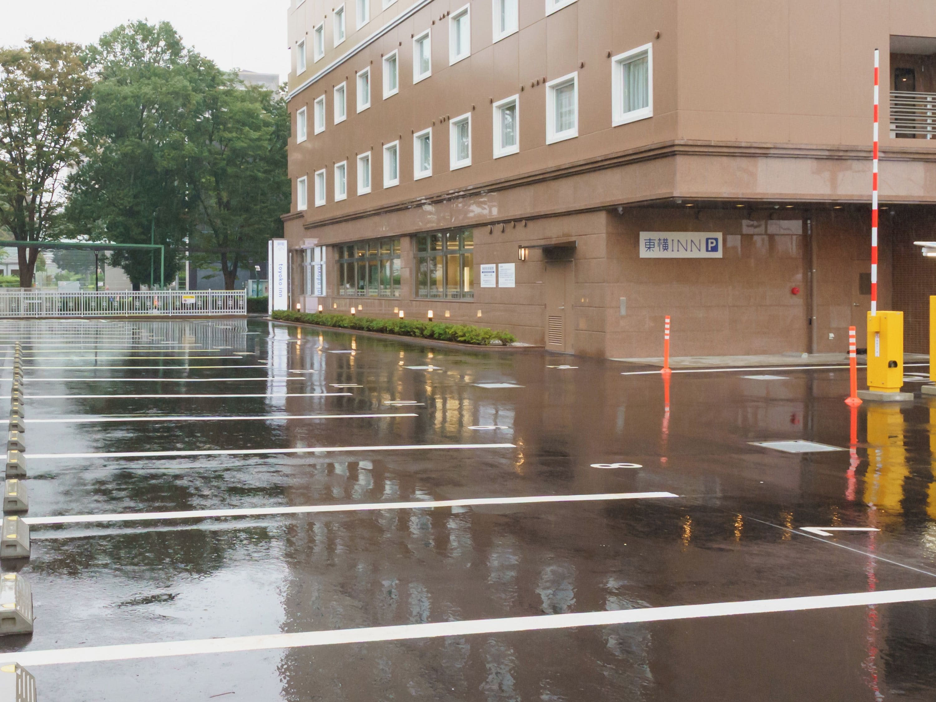 Een meerhoog gebouw met een bord dat een parkeerplaats aangeeft.