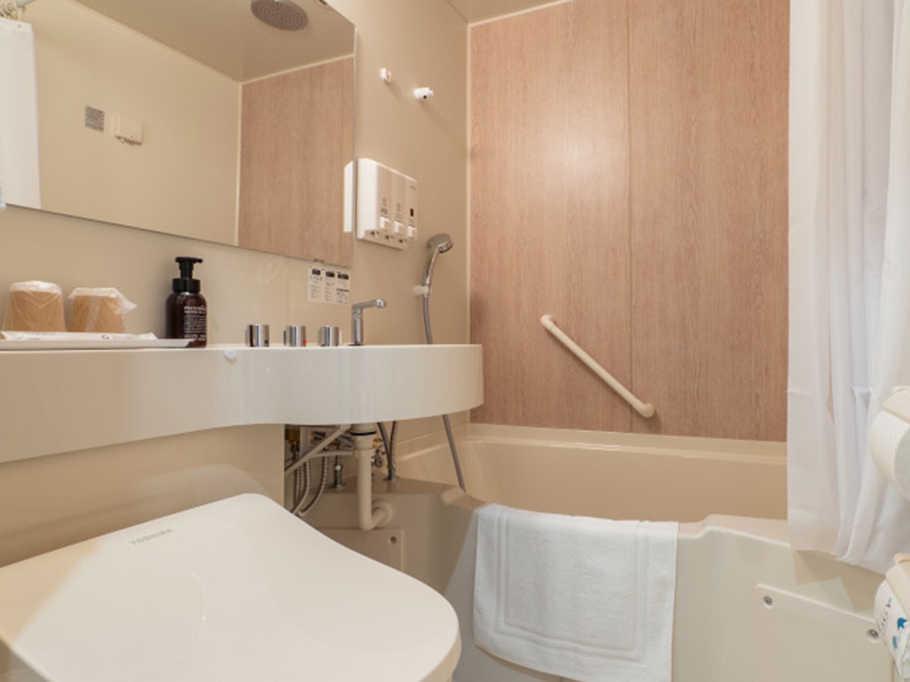 Combined shower/tub, hair dryer, slippers, towels