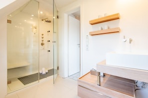 Shower, hair dryer, towels, soap - Düünhuus - Holiday home "Düünhuus" (Hörnum (Sylt))