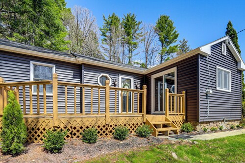 3 Mi to Lake George & Village: Family Home w/ Deck
