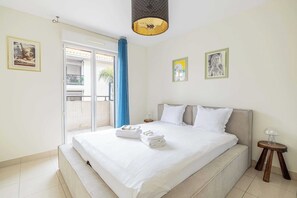 Desk, iron/ironing board, Internet, bed sheets - Spacious Apartment a/c 1BR/4P – With Pool (Cannes)