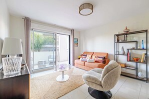 Smart TV, offices - Spacious Apartment a/c 1BR/4P – With Pool (Cannes)