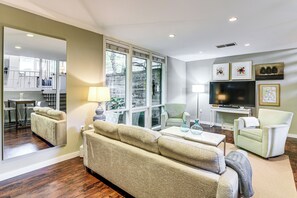 TV - Pool Access! Condo Near NRG Stadium, Memorial Park (Houston)