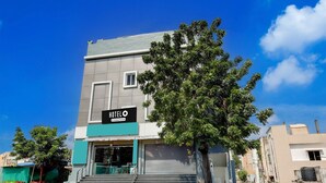 Un hotel de dos pisos con un cartel que dice "HOTEL O".