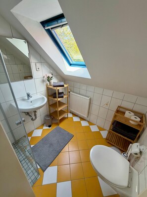 Shower, hair dryer, towels, soap - Vacation apartment in Wiesmoor - quiet location near open-air stage & Ottermeer (Wiesmoor)