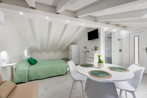 Room - Attic studio, with air conditioning (Castelsardo)