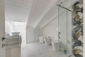 Shower, bidet - Attic studio, with air conditioning (Castelsardo)