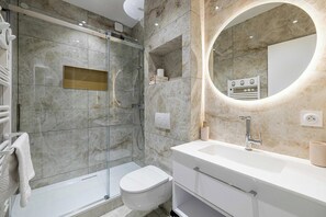 Ducha, secador de pelo y toallas