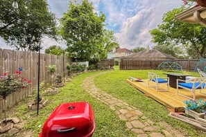 Outdoor dining - Fun for All Ages! Spacious Home in Richmond (Richmond)