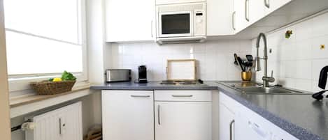 Fridge, microwave, stovetop, dishwasher