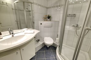 Dusche, Haartrockner, Handtücher
