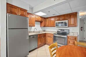 Private kitchen - Cozy 1-bedroom apartment in marvelous Ormond Beach with AC tropic sun (Ormond Beach)