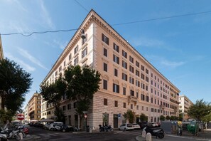 Exterior - A bright and welcoming 60 square meters apartment, perfect for two people, located on the second floor of a period building with an elevator (NOT accessible to disabled guests).The property is located in the elegant Prati district, close to the Vatican C (Rome)
