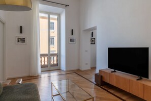 TV - A bright and welcoming 60 square meters apartment, perfect for two people, located on the second floor of a period building with an elevator (NOT accessible to disabled guests).The property is located in the elegant Prati district, close to the Vatican C (Rome)