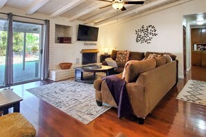 TV, fireplace - < 1 Mi to UC Riverside! Extended Base for Families (Riverside)