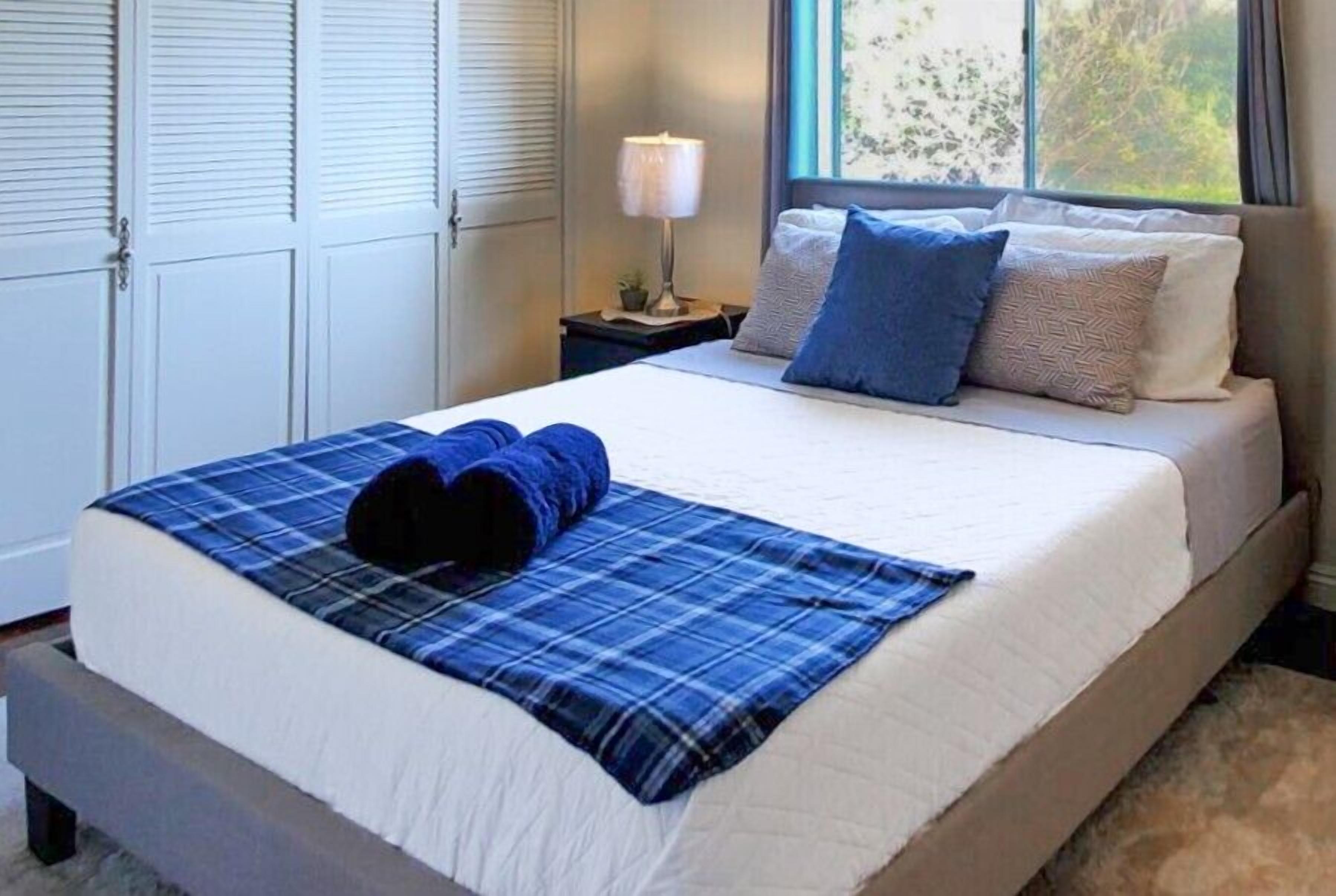 Desk, iron/ironing board, Internet, bed sheets