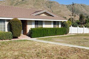 Exterior - < 1 Mi to UC Riverside! Extended Base for Families (Riverside)