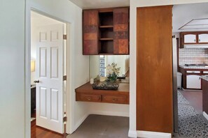 Interior - < 1 Mi to UC Riverside! Extended Base for Families (Riverside)