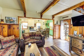 Fernseher, Kamin, Videothek, Stereoanlage