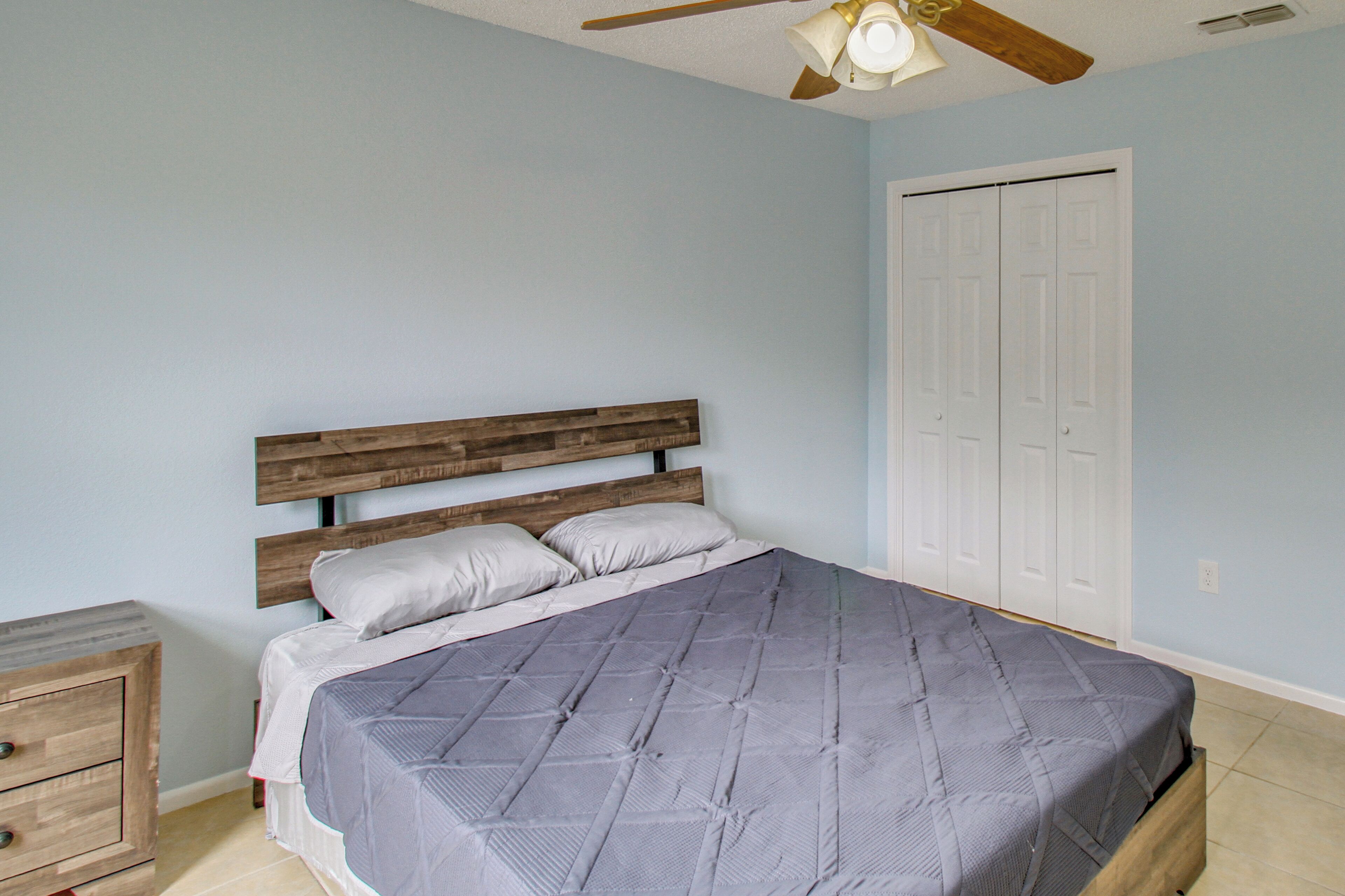 Desk, iron/ironing board, travel cot, Internet