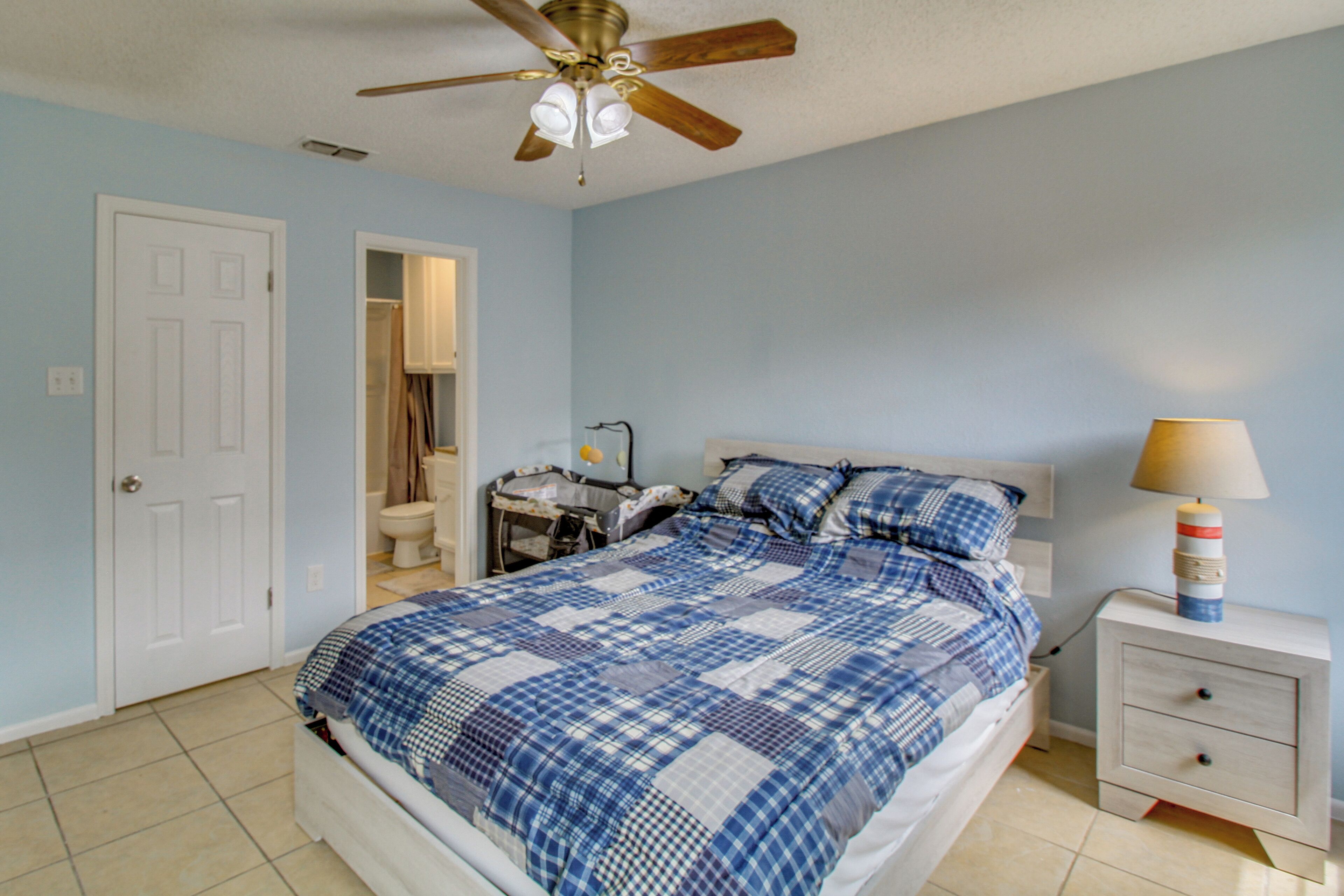 Desk, iron/ironing board, travel cot, Internet