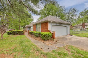 Exterior - 13 Mi to Arrowhead: Family-Friendly Home w/ Yard (Blue Springs)