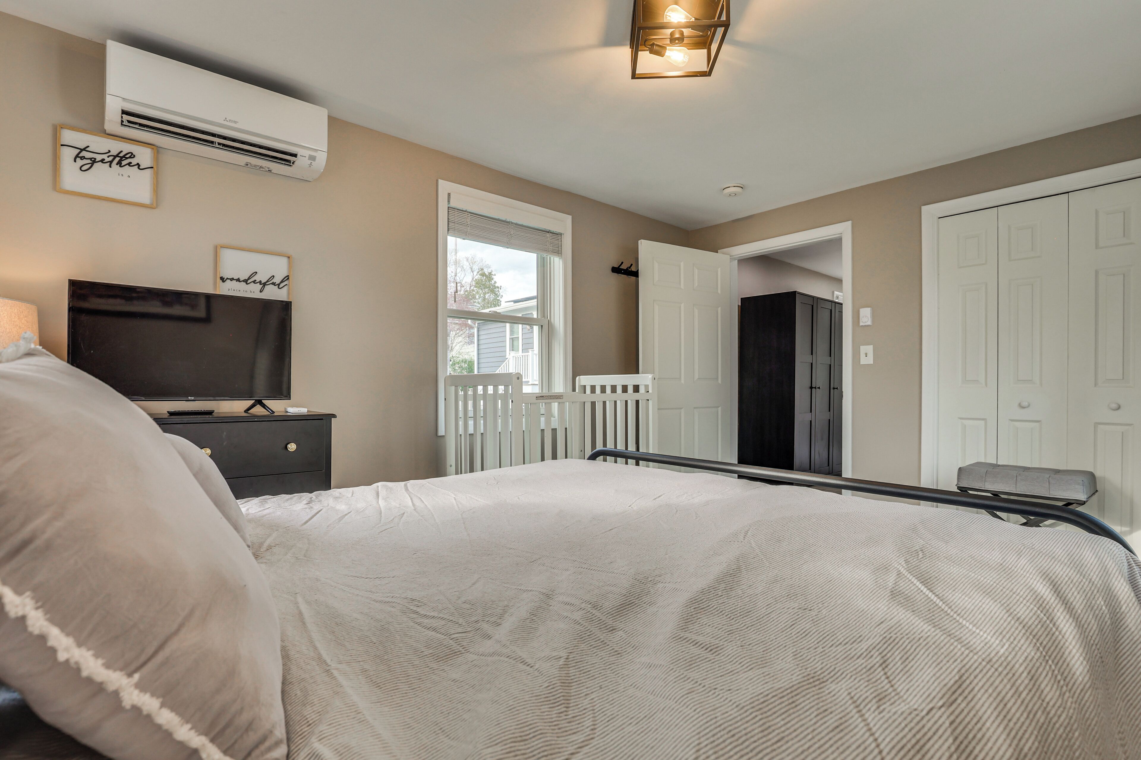 1 bedroom, travel crib, internet, bed sheets