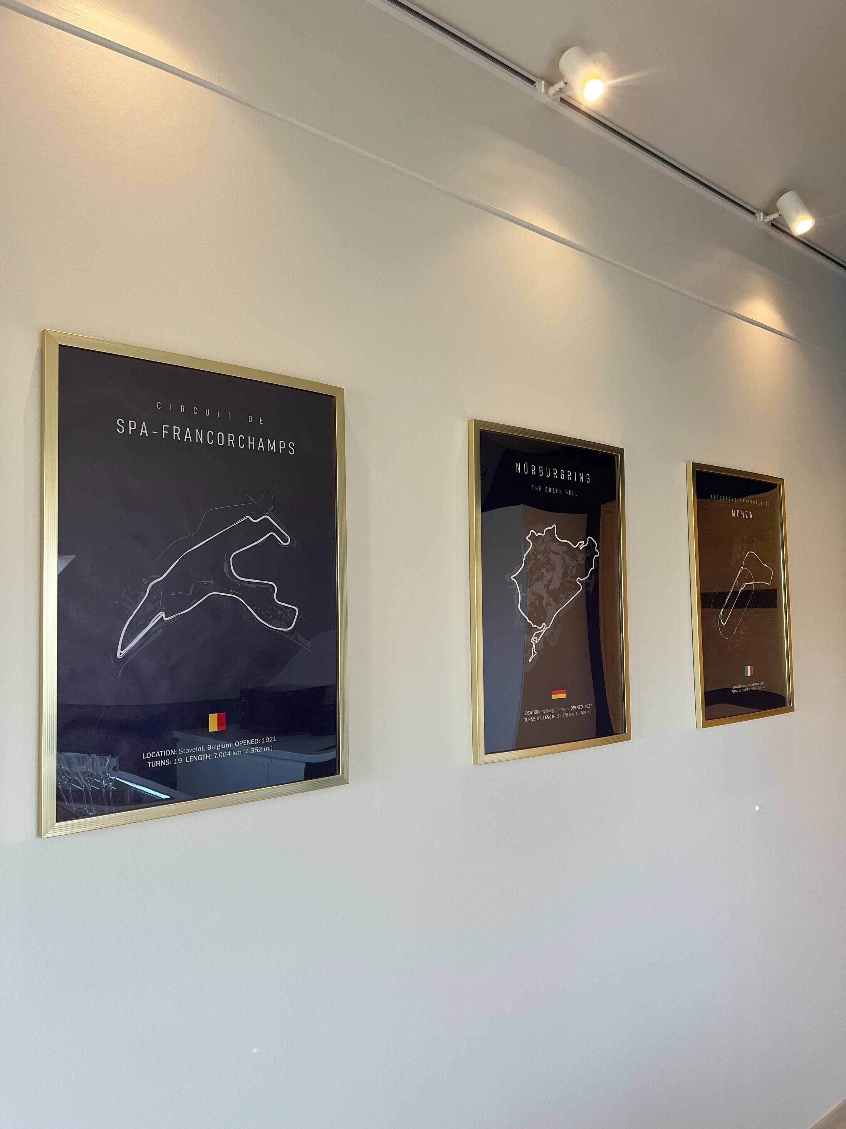Tres mapas enmarcados en una pared.
