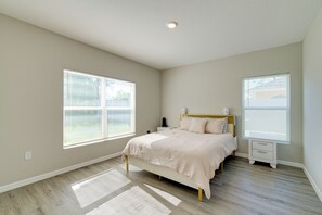 Iron/ironing board, Internet, bed sheets - Family Home w/ Yard Near WEC & Silver Springs SP (Ocala)