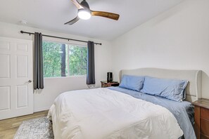 Tabla de planchar con plancha, internet y ropa de cama 