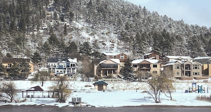 Walk to Park, Trails & Pub! Palmer Lake Cottage