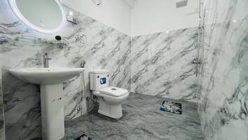 Chambre Double Deluxe, balcon, vue montagne | Salle de bain