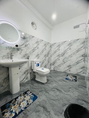 Habitación doble Deluxe, balcón, vista a la montaña | Baño