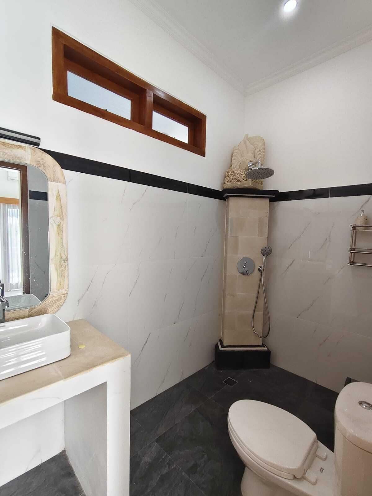 Chambre simple Deluxe | Salle de bain | Douche, serviettes fournies, savon, shampooing