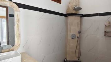 Chambre simple Deluxe | Salle de bain | Douche, serviettes fournies, savon, shampooing