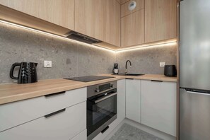 Fridge, oven, stovetop, dishwasher
