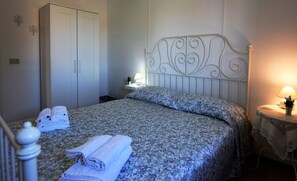 Iron/ironing board, travel cot, free WiFi - Villa in Marina Di Ragusa with 3 bedrooms sleeps 7 (Marina Di Ragusa)