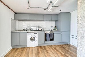 Deluxe Double Room | Private kitchen - The Works by Guestz (Warrington)