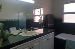 Shower, hair dryer, towels - Room 'Quarto Bela Noite' with Shared Terrace, Wi-Fi and Air Conditioning (Cabouco)
