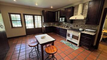 House, 5 Bedrooms, Patio | Interior