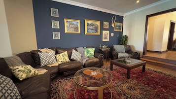 House, 5 Bedrooms, Patio | Living room