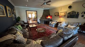 House, 5 Bedrooms, Patio | Living area