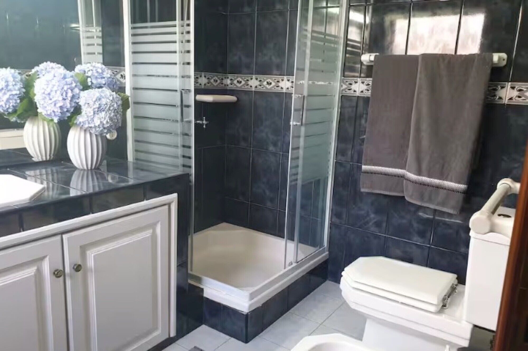 Een douche, een haardroger, handdoeken