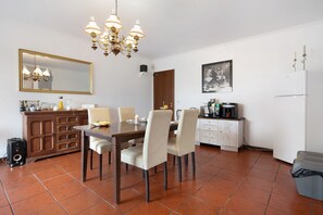 Dining - Room 'Quarto Belo Dia' with Shared Terrace, Wi-Fi and Air Conditioning (Cabouco)