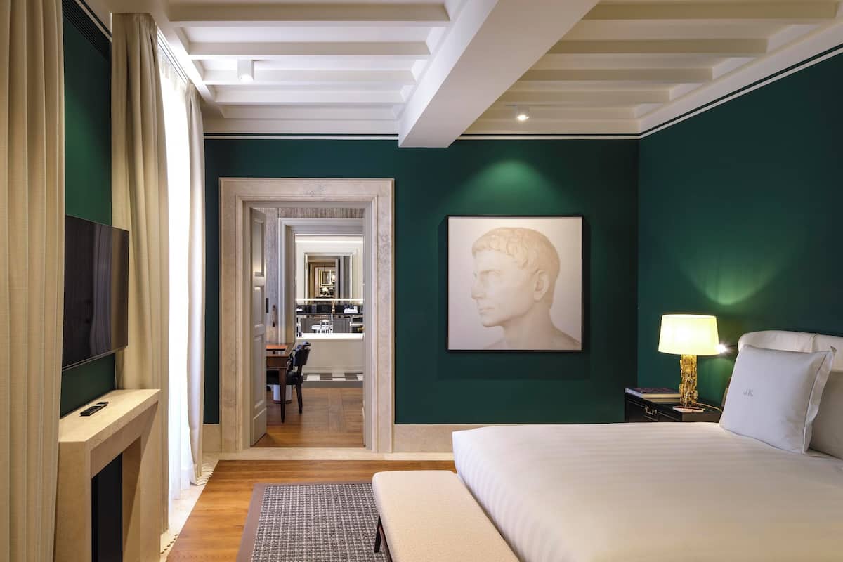 Free minibar, in-room safe, desk, free WiFi