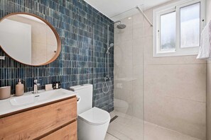 Douche, sèche-cheveux, serviettes fournies
