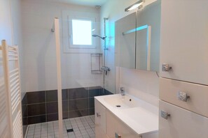 Shower, hair dryer - Holiday home in Santec on Dossen beach (Santec)