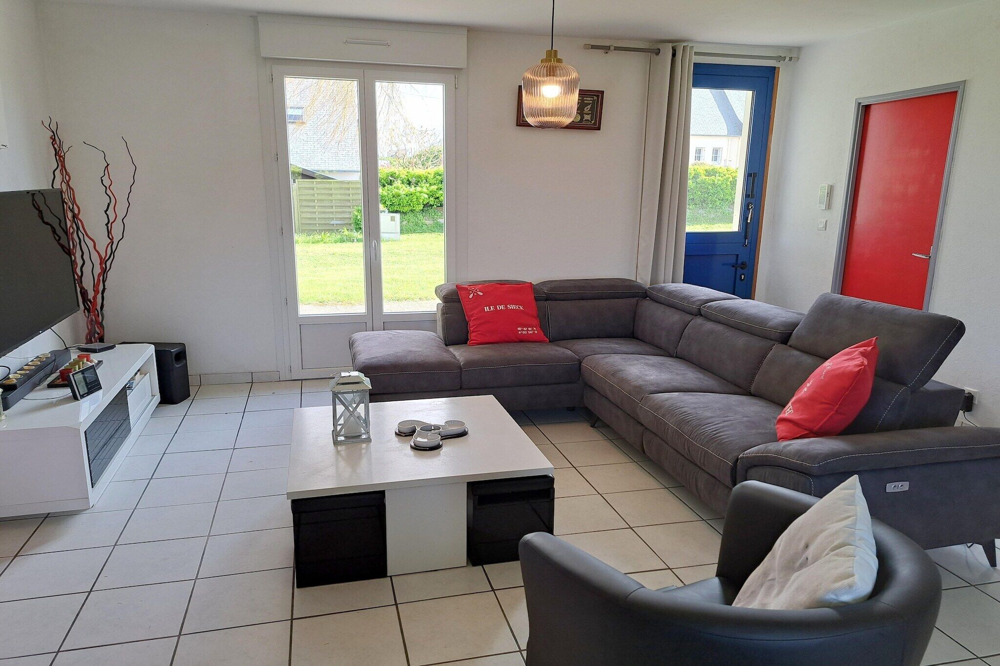 Smart TV, fireplace, DVD player