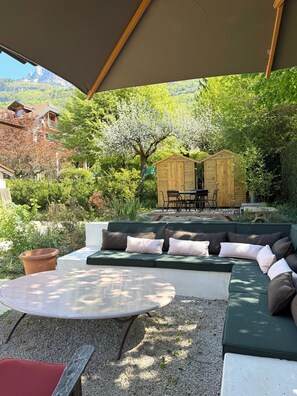 Outdoor dining - Family home 5 minutes from the lake and in the heart of Talloires village (Talloires-Montmin)